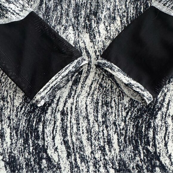 Lululemon Water: Sun Runner 1/2 Zip Texture Twist White Black / Black - Picture 11 of 12